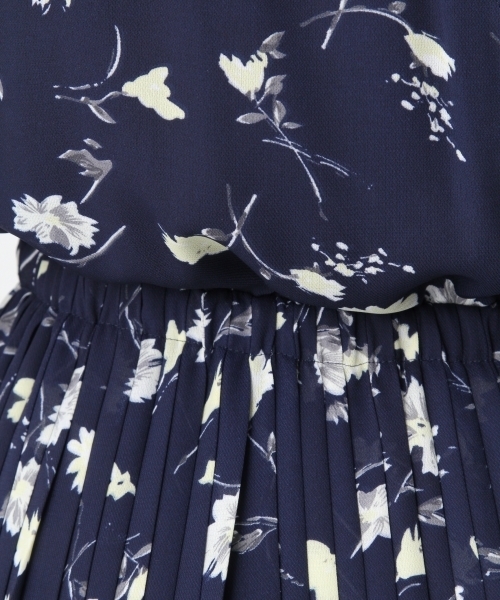 Andemiu（アンデミュウ）の「ハナガラプリントプリーツノースリーブワンピース752366（ワンピース・レディース・ネイビー/アイボリー・FREE）」の14枚目の写真