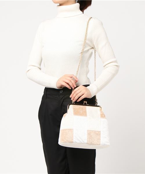 絣のパッチワーク大きながま口丸ショルダー(*´꒳`*)ショルダー紐とチャーム付き 絣のパッチワーク大きながま口丸ショルダー (*´꒳`*)ショルダー紐と