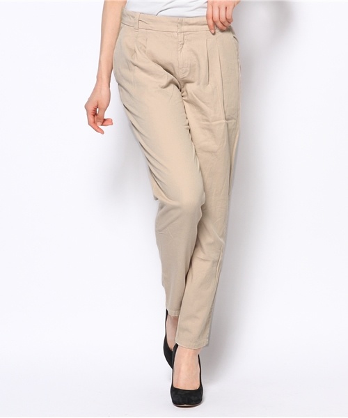 ROSE BUD（ローズバッド）の「LPT-13118 TUCKED TAPERED PANTS（スラックス・レディース・オフホワイト/ピンクベージュ/ストーン・1/2）」の3枚目の写真