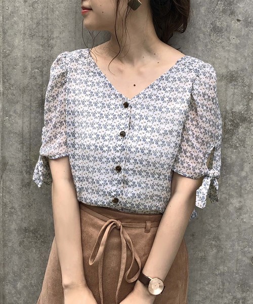 one after another NICE CLAUP(ワンアフターアナザーナイスクラップ)の「袖リボン花柄ブラウス(シャツ/ブラウス・レディース・ブラック/グレー/アイボリー・FREE)」の1枚目の写真