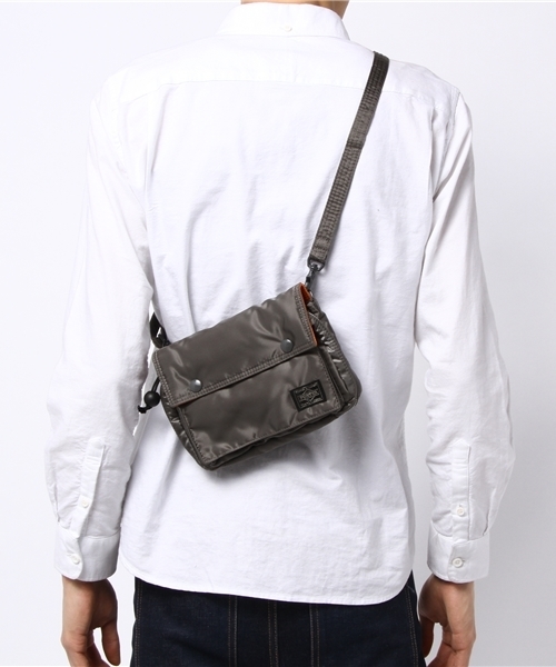 PORTER（ポーター）の「PORTER TANKER SHOULDER BAG <B印 YOSHIDA SELECT>（ポーチ・メンズ・ブラック系その他・ONE SIZE）」の2枚目の写真