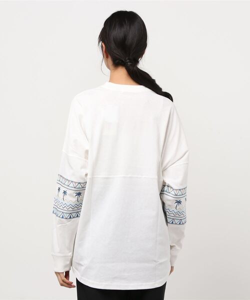 ANTIBAL(アンティバル)の「ANTIBAL/アンティバル スリーブ刺繍 オーバーサイズロンT 211AN2LT012(Tシャツ/カットソー・レディース・ブルー/ホワイト/イエロー・FREE)」の4枚目の写真