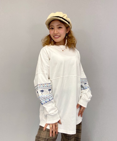 ANTIBAL(アンティバル)の「ANTIBAL/アンティバル スリーブ刺繍 オーバーサイズロンT 211AN2LT012(Tシャツ/カットソー・レディース・ブルー/ホワイト/イエロー・FREE)」の1枚目の写真