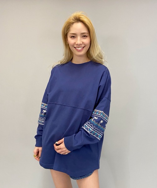 ANTIBAL(アンティバル)の「ANTIBAL/アンティバル スリーブ刺繍 オーバーサイズロンT 211AN2LT012(Tシャツ/カットソー・レディース・ブルー/ホワイト/イエロー・FREE)」の2枚目の写真