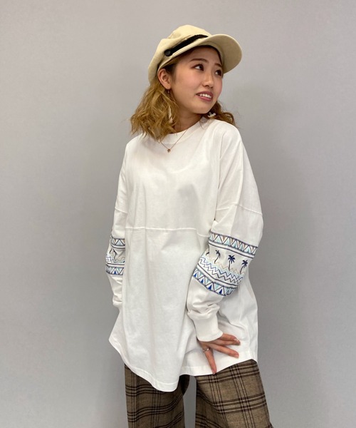ANTIBAL(アンティバル)の「ANTIBAL/アンティバル スリーブ刺繍 オーバーサイズロンT 211AN2LT012(Tシャツ/カットソー・レディース・ブルー/ホワイト/イエロー・FREE)」の6枚目の写真
