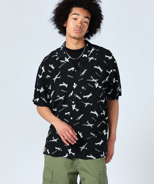 Alpha Industries(アルファインダストリーズ)の「レーヨンオープンカラー 総柄アロハシャツ(シャツ/ブラウス・メンズ・ホワイト/ブラック・MEDIUM/LARGE/X-LARGE)」の2枚目の写真