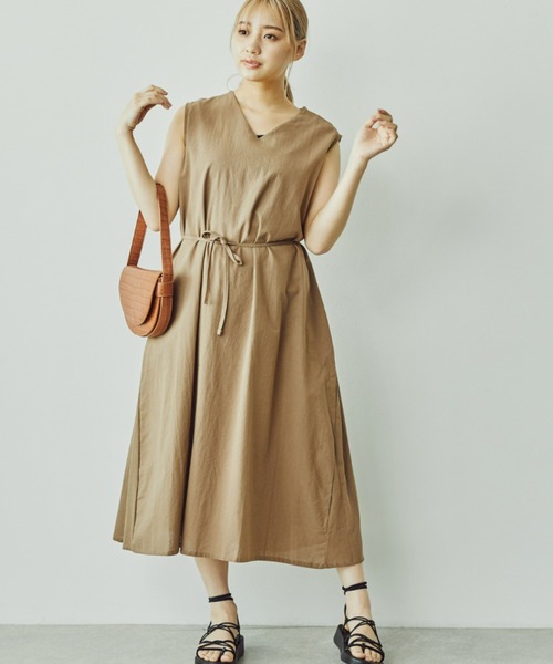 toucher du brise(トゥシェドブリーズ)の「Vネックノースリワンピース(ワンピース・レディース・ホワイト/ブラック/ベージュ・M)」の3枚目の写真