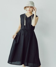 Vネックノースリワンピース