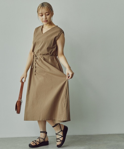 toucher du brise(トゥシェドブリーズ)の「Vネックノースリワンピース(ワンピース・レディース・ホワイト/ブラック/ベージュ・M)」の6枚目の写真