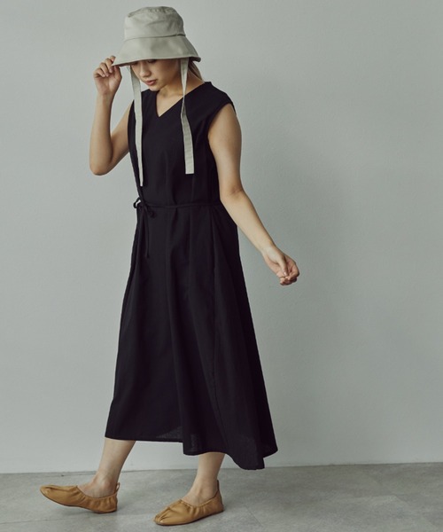 toucher du brise(トゥシェドブリーズ)の「Vネックノースリワンピース(ワンピース・レディース・ホワイト/ブラック/ベージュ・M)」の7枚目の写真