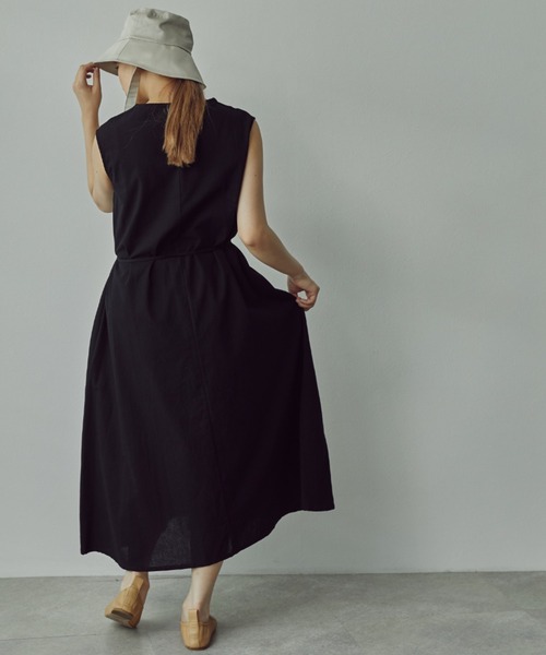 toucher du brise(トゥシェドブリーズ)の「Vネックノースリワンピース(ワンピース・レディース・ホワイト/ブラック/ベージュ・M)」の8枚目の写真