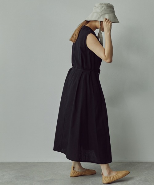 toucher du brise(トゥシェドブリーズ)の「Vネックノースリワンピース(ワンピース・レディース・ホワイト/ブラック/ベージュ・M)」の9枚目の写真