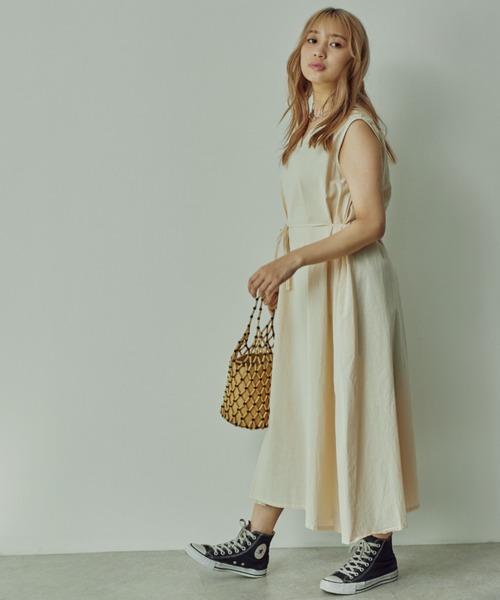 toucher du brise(トゥシェドブリーズ)の「Vネックノースリワンピース(ワンピース・レディース・ホワイト/ブラック/ベージュ・M)」の12枚目の写真