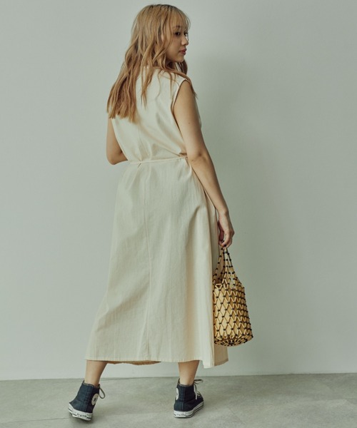 toucher du brise(トゥシェドブリーズ)の「Vネックノースリワンピース(ワンピース・レディース・ホワイト/ブラック/ベージュ・M)」の11枚目の写真