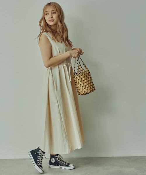 toucher du brise(トゥシェドブリーズ)の「Vネックノースリワンピース(ワンピース・レディース・ホワイト/ブラック/ベージュ・M)」の13枚目の写真