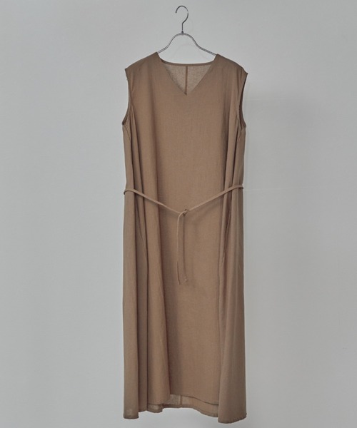 toucher du brise(トゥシェドブリーズ)の「Vネックノースリワンピース(ワンピース・レディース・ホワイト/ブラック/ベージュ・M)」の14枚目の写真