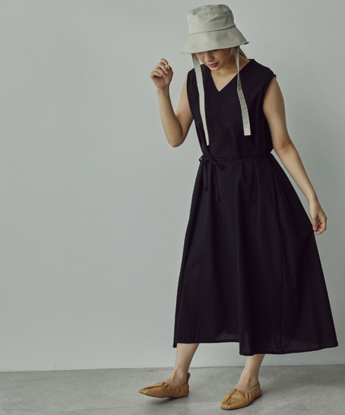 toucher du brise(トゥシェドブリーズ)の「Vネックノースリワンピース(ワンピース・レディース・ホワイト/ブラック/ベージュ・M)」の20枚目の写真