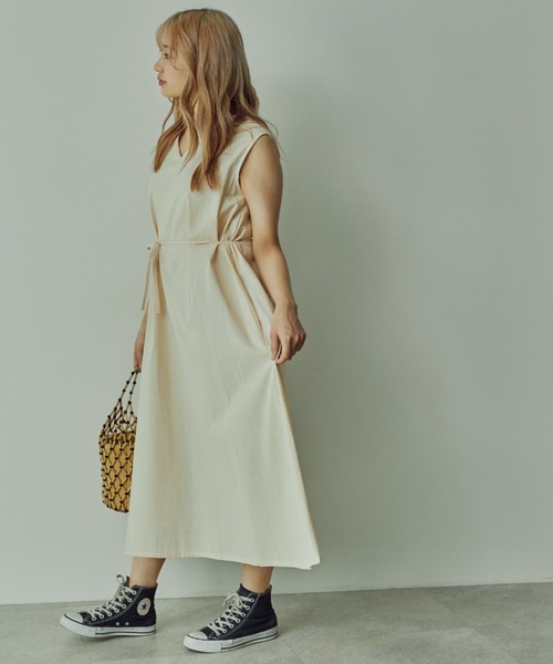 toucher du brise(トゥシェドブリーズ)の「Vネックノースリワンピース(ワンピース・レディース・ホワイト/ブラック/ベージュ・M)」の18枚目の写真