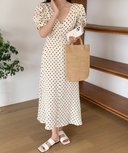 ABITOKYO（アビトーキョー）の「ボリュームスリーブ２WAYドット柄ロングワンピース（ワンピース・レディース・ブラック/ベージュ・S/M）」の17枚目の写真