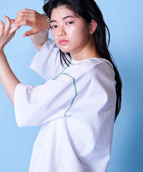 lautreamont BLEUBLANC(ロートレアモンブルーブラン)の「バックスリットロゴTシャツ(Tシャツ/カットソー・レディース・グリーン/ブラック/ホワイト・9号)」の6枚目の写真