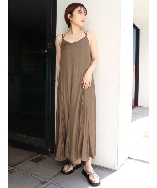 MURUA（ムルーア）の「サテンマキシワンピース（ワンピース・レディース・アイボリー/モカ・FREE）」の15枚目の写真