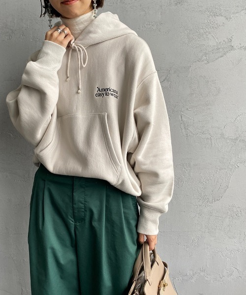 AMERICANA（アメリカーナ）の「【FUDGE 11月号掲載】[Americana×JEANS FACTORY/アメリカーナ×ジーンズファクトリー] 別注 ロゴ刺繍スウェットパーカー（パーカー・レディース・スミクロ/モカ/ナチュラル・ONE SIZE）」の3枚目の写真