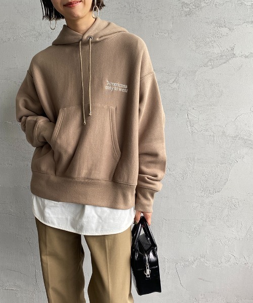 AMERICANA（アメリカーナ）の「【FUDGE 11月号掲載】[Americana×JEANS FACTORY/アメリカーナ×ジーンズファクトリー] 別注 ロゴ刺繍スウェットパーカー（パーカー・レディース・スミクロ/モカ/ナチュラル・ONE SIZE）」の2枚目の写真