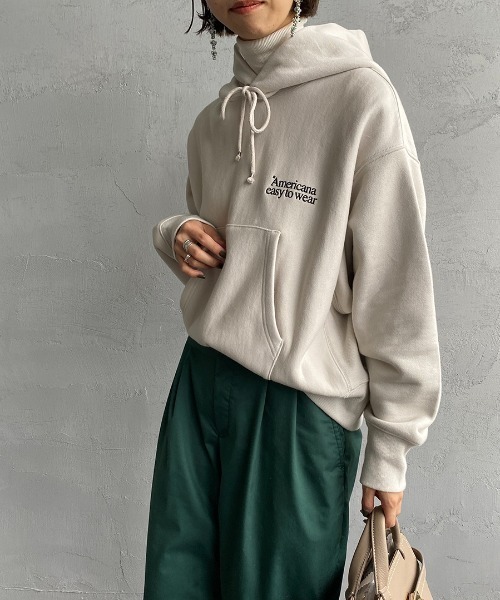 AMERICANA（アメリカーナ）の「【FUDGE 11月号掲載】[Americana×JEANS FACTORY/アメリカーナ×ジーンズファクトリー] 別注 ロゴ刺繍スウェットパーカー（パーカー・レディース・スミクロ/モカ/ナチュラル・ONE SIZE）」の9枚目の写真