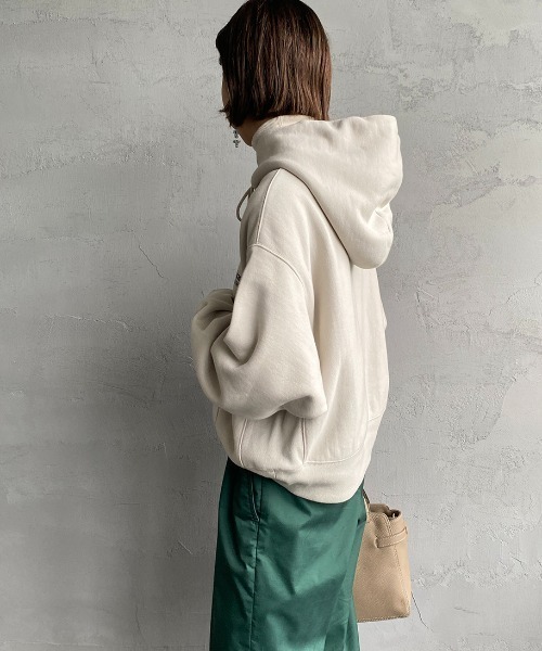 AMERICANA（アメリカーナ）の「【FUDGE 11月号掲載】[Americana×JEANS FACTORY/アメリカーナ×ジーンズファクトリー] 別注 ロゴ刺繍スウェットパーカー（パーカー・レディース・スミクロ/モカ/ナチュラル・ONE SIZE）」の14枚目の写真