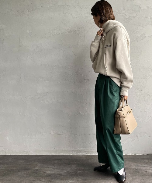 AMERICANA（アメリカーナ）の「【FUDGE 11月号掲載】[Americana×JEANS FACTORY/アメリカーナ×ジーンズファクトリー] 別注 ロゴ刺繍スウェットパーカー（パーカー・レディース・スミクロ/モカ/ナチュラル・ONE SIZE）」の21枚目の写真