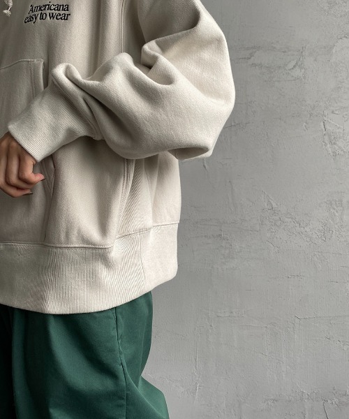 AMERICANA（アメリカーナ）の「【FUDGE 11月号掲載】[Americana×JEANS FACTORY/アメリカーナ×ジーンズファクトリー] 別注 ロゴ刺繍スウェットパーカー（パーカー・レディース・スミクロ/モカ/ナチュラル・ONE SIZE）」の6枚目の写真