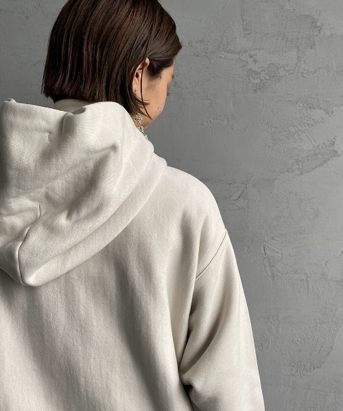 AMERICANA（アメリカーナ）の「【FUDGE 11月号掲載】[Americana×JEANS FACTORY/アメリカーナ×ジーンズファクトリー] 別注 ロゴ刺繍スウェットパーカー（パーカー・レディース・スミクロ/モカ/ナチュラル・ONE SIZE）」の10枚目の写真