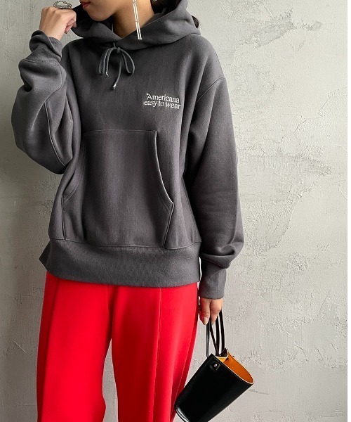 AMERICANA（アメリカーナ）の「【FUDGE 11月号掲載】[Americana×JEANS FACTORY/アメリカーナ×ジーンズファクトリー] 別注 ロゴ刺繍スウェットパーカー（パーカー・レディース・スミクロ/モカ/ナチュラル・ONE SIZE）」の22枚目の写真