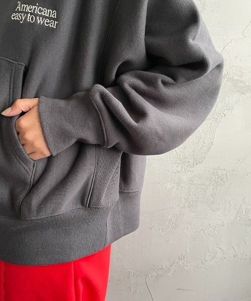 AMERICANA（アメリカーナ）の「【FUDGE 11月号掲載】[Americana×JEANS FACTORY/アメリカーナ×ジーンズファクトリー] 別注 ロゴ刺繍スウェットパーカー（パーカー・レディース・スミクロ/モカ/ナチュラル・ONE SIZE）」の4枚目の写真