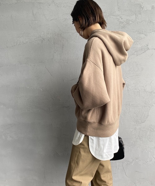 AMERICANA（アメリカーナ）の「【FUDGE 11月号掲載】[Americana×JEANS FACTORY/アメリカーナ×ジーンズファクトリー] 別注 ロゴ刺繍スウェットパーカー（パーカー・レディース・スミクロ/モカ/ナチュラル・ONE SIZE）」の20枚目の写真