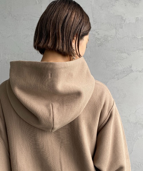 AMERICANA（アメリカーナ）の「【FUDGE 11月号掲載】[Americana×JEANS FACTORY/アメリカーナ×ジーンズファクトリー] 別注 ロゴ刺繍スウェットパーカー（パーカー・レディース・スミクロ/モカ/ナチュラル・ONE SIZE）」の5枚目の写真