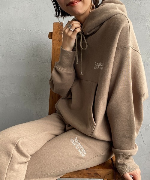 AMERICANA（アメリカーナ）の「【FUDGE 11月号掲載】[Americana×JEANS FACTORY/アメリカーナ×ジーンズファクトリー] 別注 ロゴ刺繍スウェットパーカー（パーカー・レディース・スミクロ/モカ/ナチュラル・ONE SIZE）」の18枚目の写真