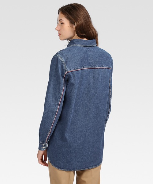 TOMMY HILFIGER(トミーヒルフィガー)の「デニムオーバーシャツ(シャツ/ブラウス・レディース・ブルー・32inch/34inch/36inch)」の2枚目の写真