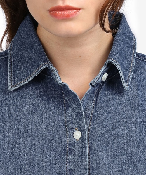 TOMMY HILFIGER(トミーヒルフィガー)の「デニムオーバーシャツ(シャツ/ブラウス・レディース・ブルー・32inch/34inch/36inch)」の3枚目の写真