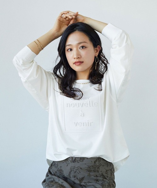 NICOLE white(ニコルホワイト)の「エンボスプリントTEE(Tシャツ/カットソー・レディース・ライトグレー/ブラック/オフホワイト/ブルー・FREE)」の2枚目の写真