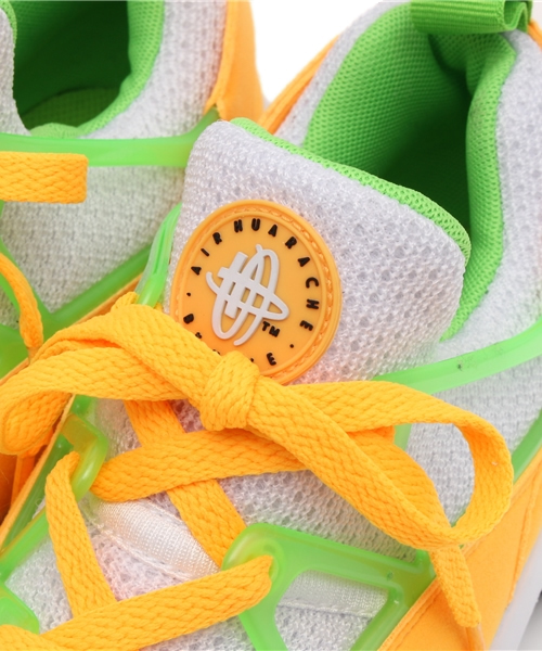 NIKE（ナイキ）の「NIKE AIR HUARACHE LIGHT（スニーカー・メンズ・オレンジ・28cm/27cm/26.5cm）」の3枚目の写真