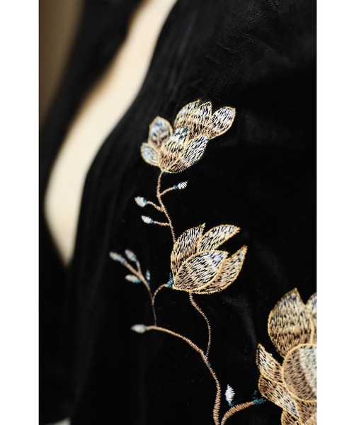 cawaii(カワイイ)の「(黒)ラグジュアリーな黄金の花刺繍咲くベロア調ケープ(ポンチョ・レディース・ブラック・FREE)」の17枚目の写真