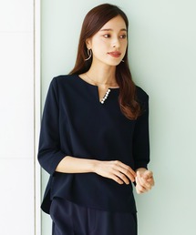 【マイクロピケ】パール調キーネックデザインブラウス