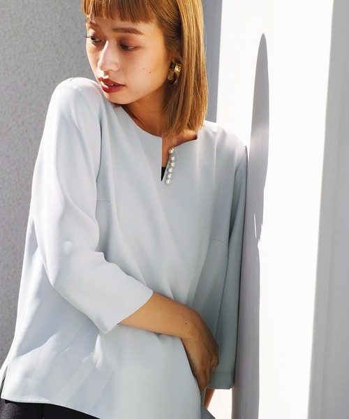 WHITE JOOLA（ホワイトジョーラ）の「【マイクロピケ】パール調キーネックデザインブラウス（シャツ/ブラウス・レディース・オフホワイト/ブラック/ベージュ/ライトグリーン/グレイッシュベージュ/ネイビー・SS/S/M/L/LL）」の6枚目の写真