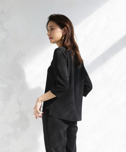 WHITE JOOLA（ホワイトジョーラ）の「【マイクロピケ】パール調キーネックデザインブラウス（シャツ/ブラウス・レディース・オフホワイト/ブラック/ベージュ/ライトグリーン/グレイッシュベージュ/ネイビー・SS/S/M/L/LL）」の18枚目の写真