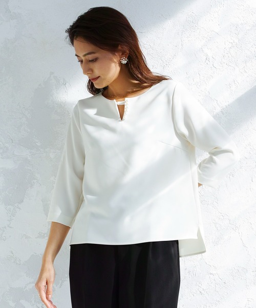 WHITE JOOLA（ホワイトジョーラ）の「【マイクロピケ】パール調キーネックデザインブラウス（シャツ/ブラウス・レディース・オフホワイト/ブラック/ベージュ/ライトグリーン/グレイッシュベージュ/ネイビー・SS/S/M/L/LL）」の7枚目の写真