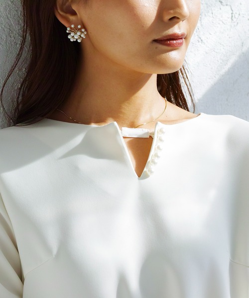 WHITE JOOLA（ホワイトジョーラ）の「【マイクロピケ】パール調キーネックデザインブラウス（シャツ/ブラウス・レディース・オフホワイト/ブラック/ベージュ/ライトグリーン/グレイッシュベージュ/ネイビー・SS/S/M/L/LL）」の11枚目の写真