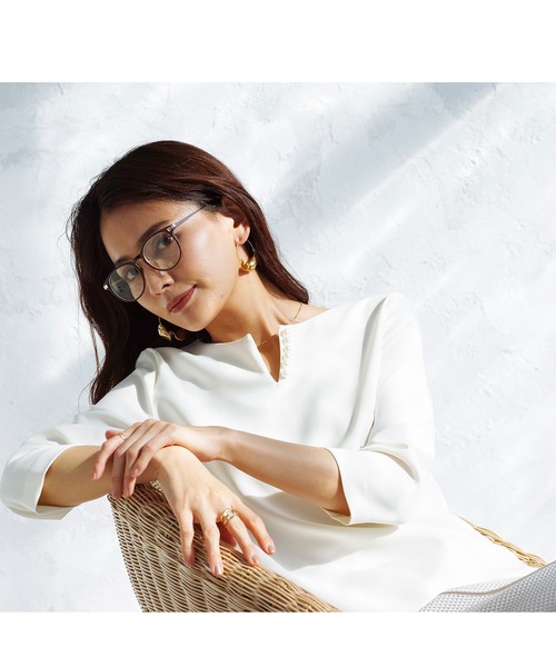 WHITE JOOLA（ホワイトジョーラ）の「【マイクロピケ】パール調キーネックデザインブラウス（シャツ/ブラウス・レディース・オフホワイト/ブラック/ベージュ/ライトグリーン/グレイッシュベージュ/ネイビー・SS/S/M/L/LL）」の8枚目の写真