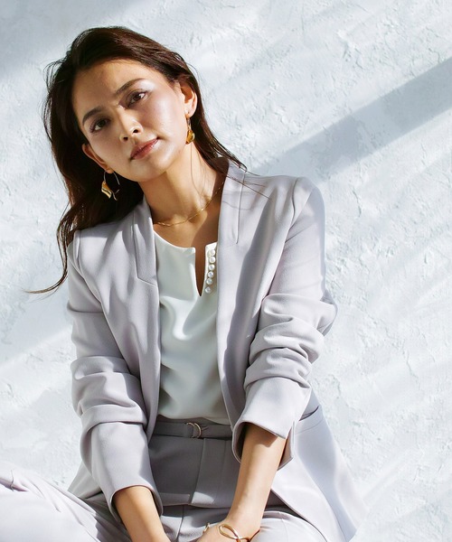 WHITE JOOLA（ホワイトジョーラ）の「【マイクロピケ】パール調キーネックデザインブラウス（シャツ/ブラウス・レディース・オフホワイト/ブラック/ベージュ/ライトグリーン/グレイッシュベージュ/ネイビー・SS/S/M/L/LL）」の15枚目の写真