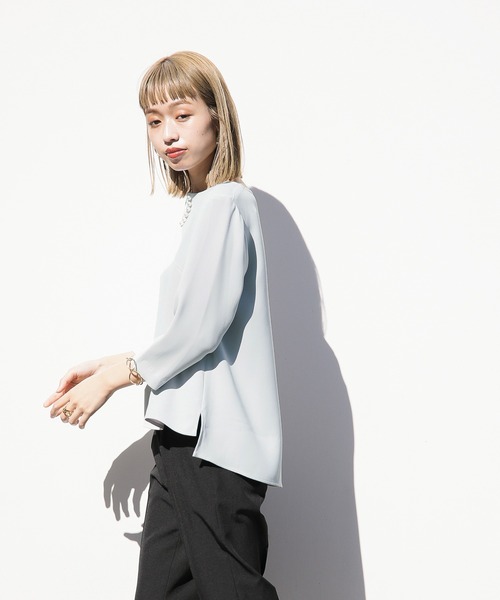 WHITE JOOLA（ホワイトジョーラ）の「【マイクロピケ】パール調キーネックデザインブラウス（シャツ/ブラウス・レディース・オフホワイト/ブラック/ベージュ/ライトグリーン/グレイッシュベージュ/ネイビー・SS/S/M/L/LL）」の17枚目の写真